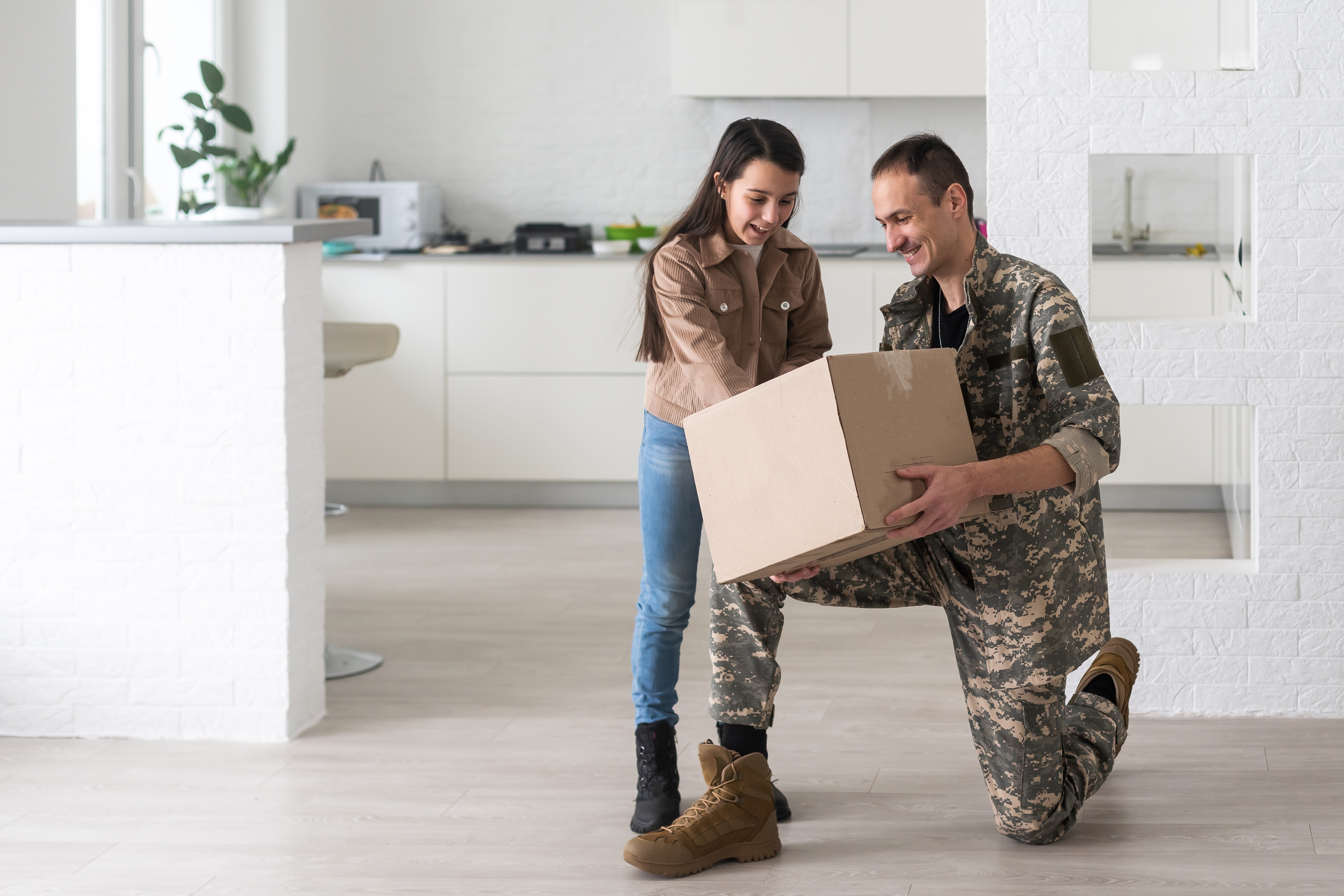 Military member with their daughter and moving box as they get moved into Albuquerque